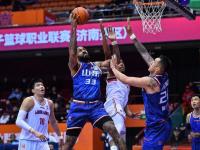 bsports体育-山东男篮大胜对手，队员们合力取得胜利