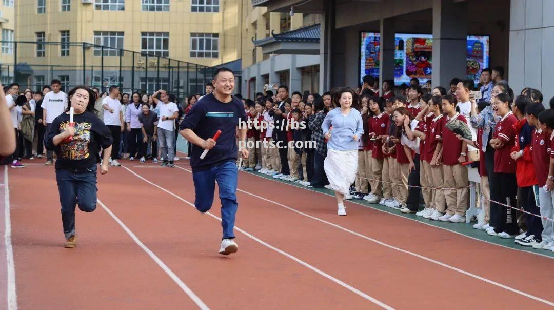 田径赛场瞬间感人至深，胜利欢呼